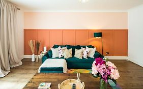 Charming Spacious 2Br Flat Near Station Plus Parking