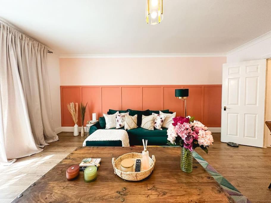 Charming Spacious 2Br Flat Near Station Plus Parking Londres Exterior foto