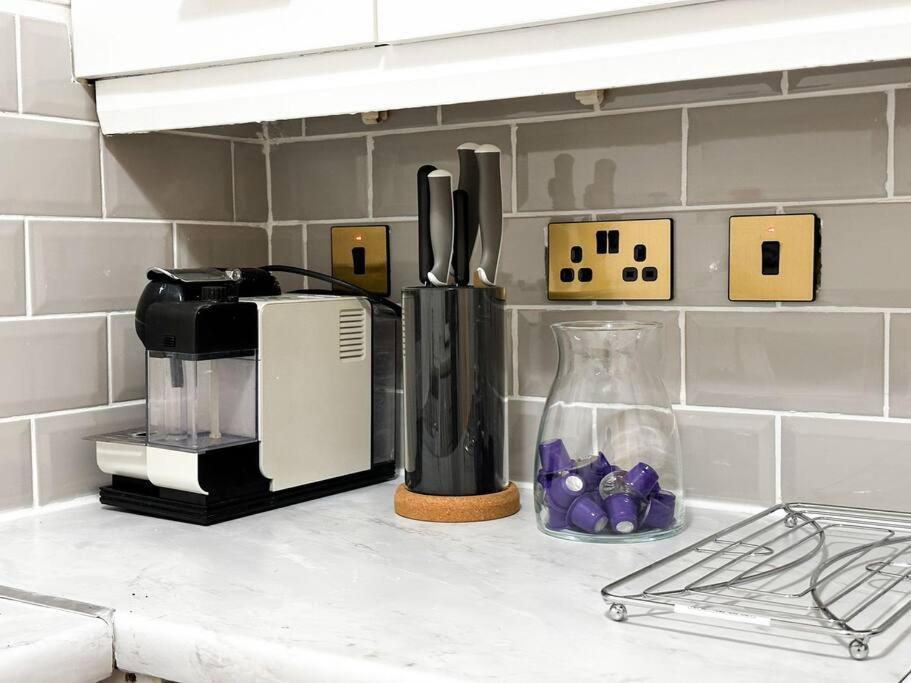 Charming Spacious 2Br Flat Near Station Plus Parking Londres Exterior foto