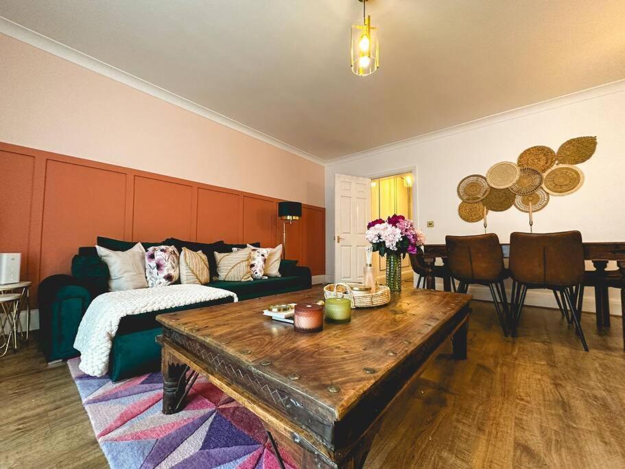Charming Spacious 2Br Flat Near Station Plus Parking Londres Exterior foto